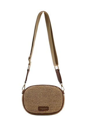 Owalna, brązowa pleciona torba na ramię z szerokim beżowym regulowanym paskiem oraz małą przednią metką z napisem "Diverse Accessories."