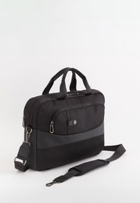 Sort laptop taske med to toppe håndtag, justerbar skulderrem, tekstureret stof, frontlomme og en blank sort accentstribe.