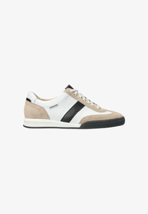 Baskets blanches et beiges avec des bandes noires, en daim et cuir, dotées d'une semelle en caoutchouc texturée et de lacets plats.