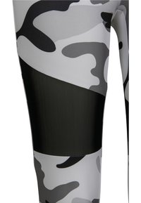 Mønstret leggings med et grått og svart kamuflasjemønster. Inkluderer et svart meshpanel for pusteevne og stil.