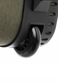 Ruota in plastica nera con una base nera texturizzata e tessuto verde oliva. Il design include caratteristiche antiscivolo ed è montato su una struttura solida.