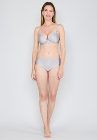 Ensemble de lingerie gris à rayures comprenant un soutien-gorge plongeant avec bretelles réglables et un shorty assorti, tous deux à la texture lisse.