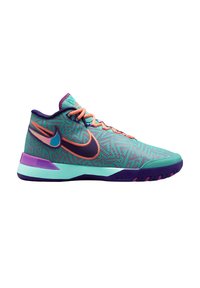 Niedrig geschnittene Sportsneaker mit teal- und lila-geometrischem Muster, Korallen-Schnürsenkeln und doppeltem Nike-Swoosh-Logo auf einem weißen Hintergrund.
