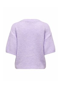 Lillā adīta džemperis, īsas piedurknes, brīva piegriezuma, teksturēts audums, apaļa kakla izgriezums, aizmugures skats ar izceltiem šuvju detaļām un mīkstu apdari.