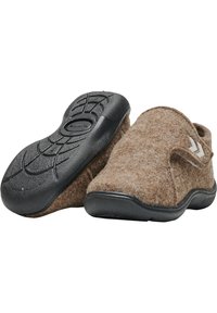 Bruna tofflor i filt med en texturerad svart gummisula, öppen bakdesign, sidöppning och vit logotypaccent.