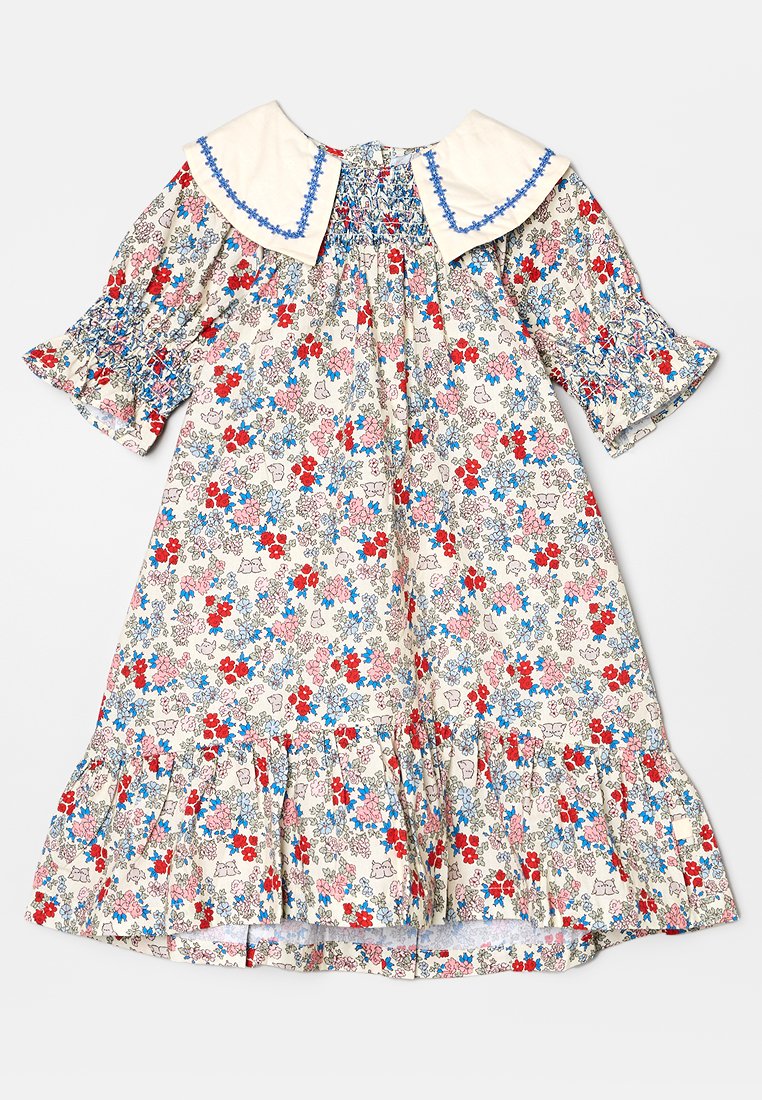 Blumenkleid aus Baumwolle mit einer cremefarbenen Basis und roten sowie blauen Blumen, gerafften kurzen Ärmeln und einem großen weißen Kragen mit blauen Zierleisten.