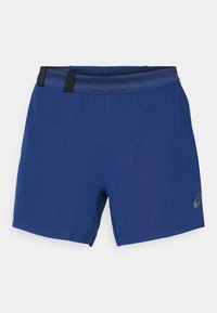 Blauwe sportshorts van een gestructureerde stof, met een elastische tailleband met een zwarte accent en een logo op het rechteronderbeen.