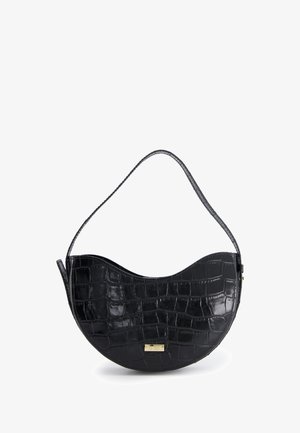 Schwarze Kunstledertasche im Krokodil-Look mit geschwungener Form, kurzem Griff und einer goldenen Logoplatte auf der Vorderseite. Glatte Textur und glänzende Oberfläche.