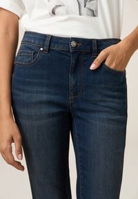 Oltre CON BOTTONE GIOIELLO - Jeans slim fit - blu