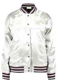 Blouson bomber en satin blanc avec col, poignets et ourlet côtelés rayés bordeaux et noir, fermeture à boutons-pression devant et poches latérales.