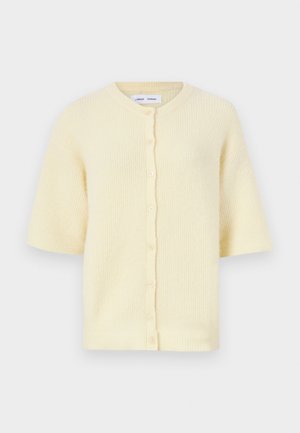 Kortermet gul cardigan laget av ribbet tekstur med rund hals og knappefeste foran.