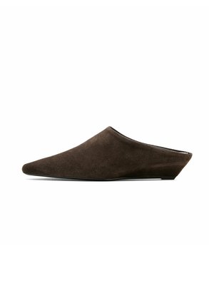 Brauner Wildleder-Slipper mit spitzer Schuhspitze und niedrigem Keilabsatz, seitlich auf weißem Hintergrund dargestellt.