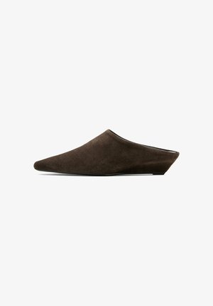 Brauner Wildleder-Slipper mit spitzer Schuhspitze und niedrigem Keilabsatz, seitlich auf weißem Hintergrund dargestellt.