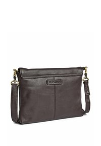 Hnedá kožená kabelka cez rameno s hladkou textúrou, zipsom na vrchu a nastaviteľným pásikom. Na prednej strane je jemne vyrazené logo.