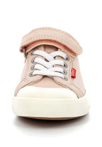 Sneaker in tela rosa chiaro con strap in velcro, lacci bianchi, punta in gomma e suola testurizzata per una buona aderenza. Dettagli di cucitura in evidenza.