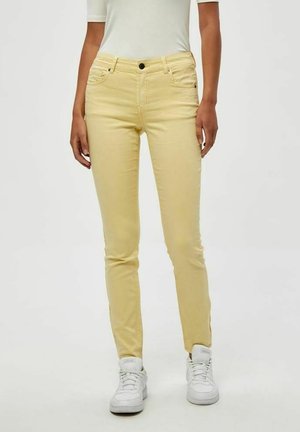 Desires LOLA GARMENT DYE - Jeans slim fit - pale yellow