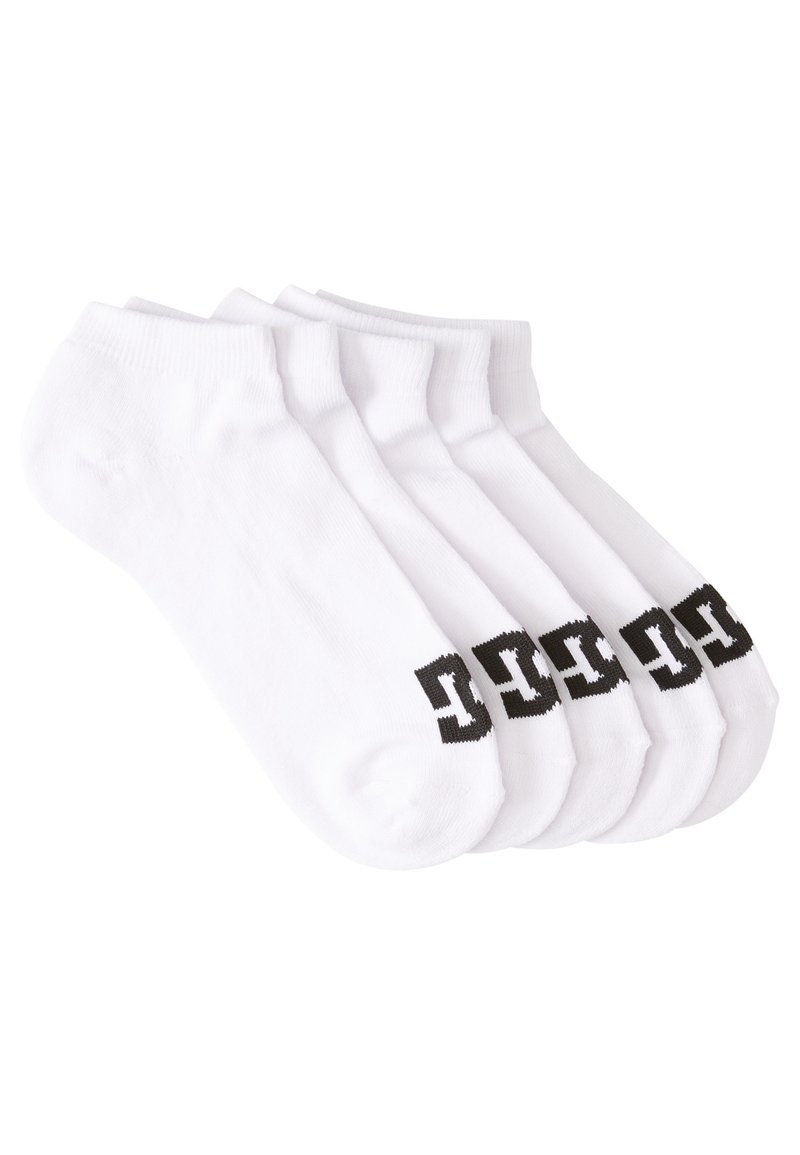 Pack de cinco pares de calcetines de algodón blancos para el tobillo, con acentos de logo negro en los puños, textura suave y diseño de punta redondeada.