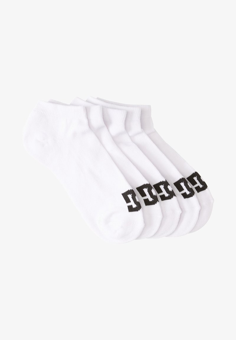 Pack de cinco pares de calcetines de algodón blancos para el tobillo, con acentos de logo negro en los puños, textura suave y diseño de punta redondeada.