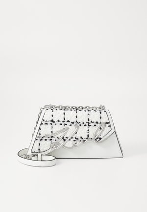 Sac à main blanc avec un design en tweed texturé, motifs à carreaux noirs, quincaillerie en chaîne argentée et un accent "Karl" signature.