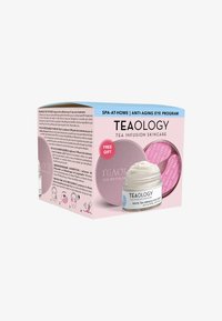 Ensemble de soins TEAOLOGY, comprenant un pot de crème blanche et des patches pour les yeux roses dans une boîte bleue et rose. Comprend des instructions sur le produit et un cadeau gratuit.