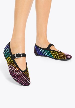 Scarpe basse nere decorate con strass multicolore, con punta arrotondata e cinturino con fibbia decorativa.