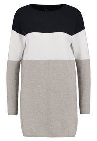 Stickad tröja med rund halsringning, med horisontella färgblock i marinblått, vitt och ljust grått. Mjuk textur och långa ärmar.