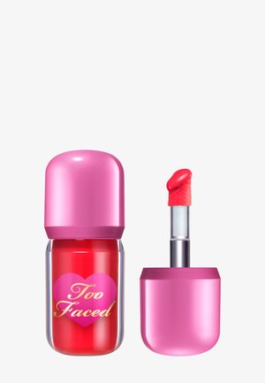 Produit pour les lèvres Too Faced dans un contenant transparent avec un bouchon rose arrondi. Contient un liquide rouge vif et une pointe applicatrice rose.