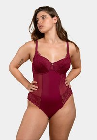 Bodysuit bordeaux avec des accents en tulle transparent et en dentelle, des bonnets à armatures et des bords festonnés. De fines bretelles réglables complètent le design.