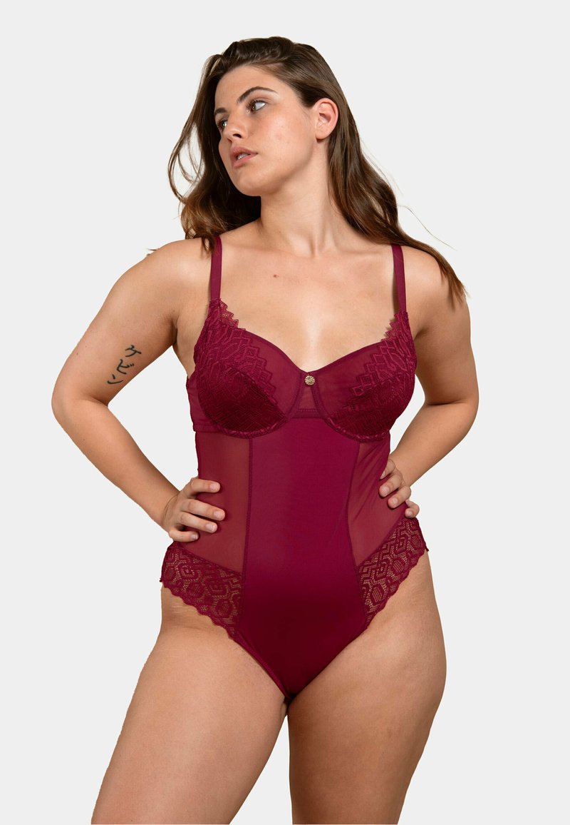 Bodysuit bordeaux avec des accents en tulle transparent et en dentelle, des bonnets à armatures et des bords festonnés. De fines bretelles réglables complètent le design.