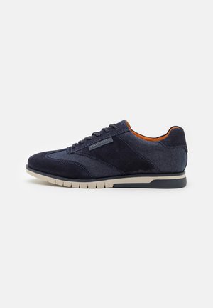 Sneakers blu navy realizzati con una combinazione di materiali in camoscio e denim, con suola in gomma, design con lacci e accenti arancioni all'interno.