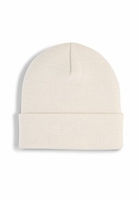 Bonnet en tricot blanc avec un revers, présentant une texture douce et un joli motif en côtes. Pas de logos ni d'embellissements visibles.