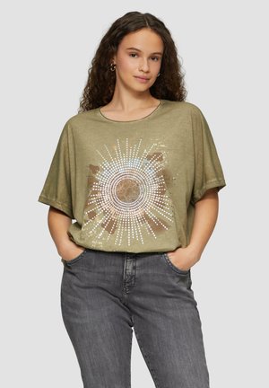 T-shirt en coton olive avec col rond, coupe décontractée et design graphique éclatant de soleil en tons blancs et bruns.