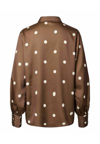 Blouse marron à manches longues avec col à revers et pois blancs, dotée de poignets boutonnés et d'une texture lisse et brillante.