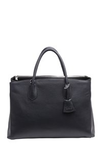 Schwarze Leder-Tote-Tasche mit strukturiertem Finish, doppelten Tragegriffen, Reißverschluss und einem dekorativen Lederanhänger, der an einem Griff befestigt ist.