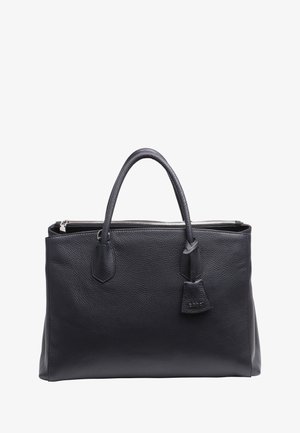 Bolso tote de cuero negro con acabado texturizado, asas dobles, cierre con cremallera y una etiqueta decorativa de cuero unida a una de las asas.