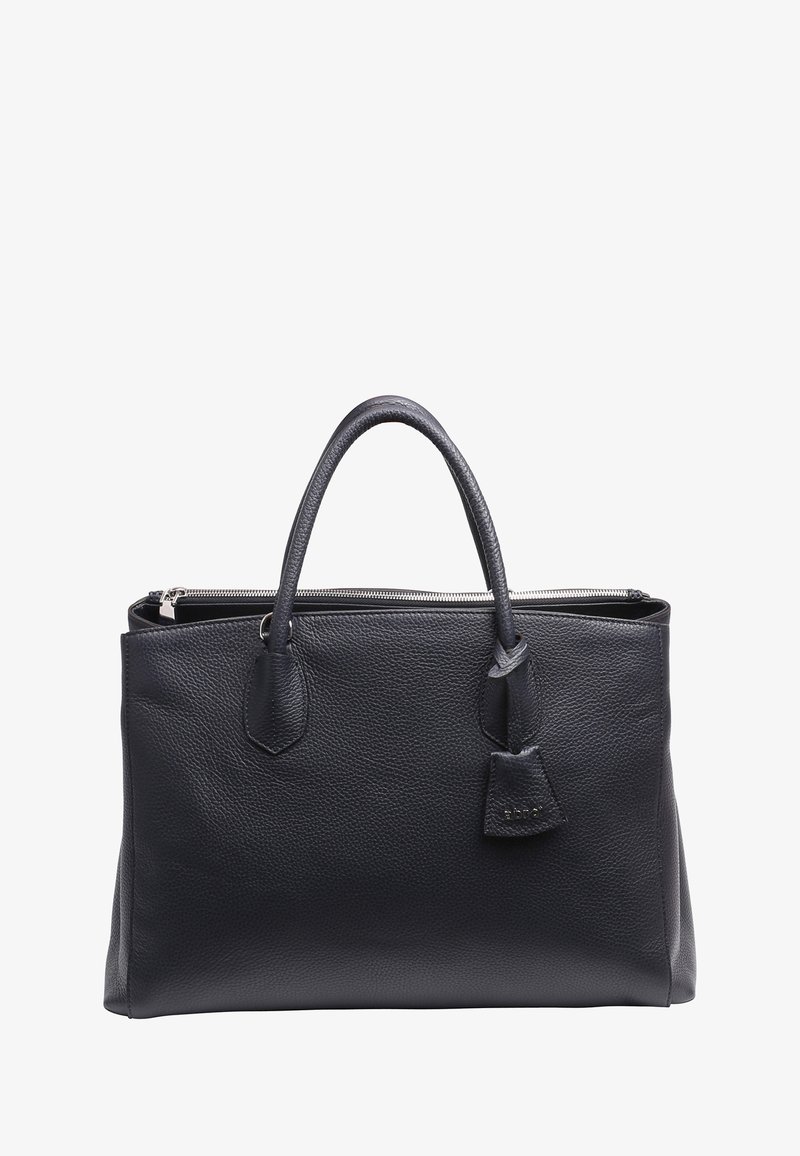 Sac fourre-tout en cuir noir avec une finition texturée, deux poignées, fermeture éclaire, et une étiquette en cuir décorative attachée à une poignée.