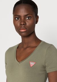 Guess MINI TRIANGLE TEE - Camiseta básica - lichen leaf green