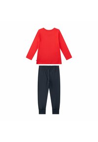 Rotes Langarmshirt mit rundem Ausschnitt, kombiniert mit dunkelblauen Hosen mit elastischem Bund. Beide aus weichem, glattem Stoff gefertigt.