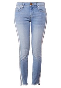 Vaqueros de denim azul claro con un ajuste slim, que presentan franjas laterales blancas y dobladillos deshilachados. Diseño de cinco bolsillos, cierre de botón y pasadores para cinturón.