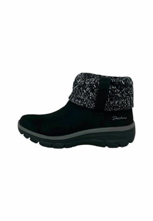 Zwarte nubuck enkellaarzen met een gebreide grijze rand, een aansluitend ontwerp, gestructureerde bovenkant en duurzame rubberen zool, met Skechers-merk. 