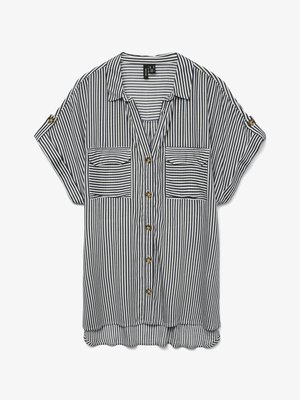 Īsām piedurknēm melna un balta vertikāli svītraina pogāta krekla ar divām priekšējām kabatām un uzlocītām piedurknēm, kuras nostiprinātas ar pogām.