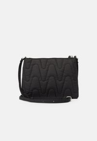 Černá prošívaná crossbody taška s vlnitými švy, zipovým uzávěrem a odnímatelným nastavitelným popruhem. Hladký povrch a obdélníkový tvar.