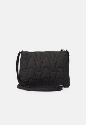 Czarna pikowana torba crossbody z falistymi wzorami stębnowania, zamkiem błyskawicznym i odpinanym, regulowanym paskiem. Gładka faktura i prostokątny kształt.