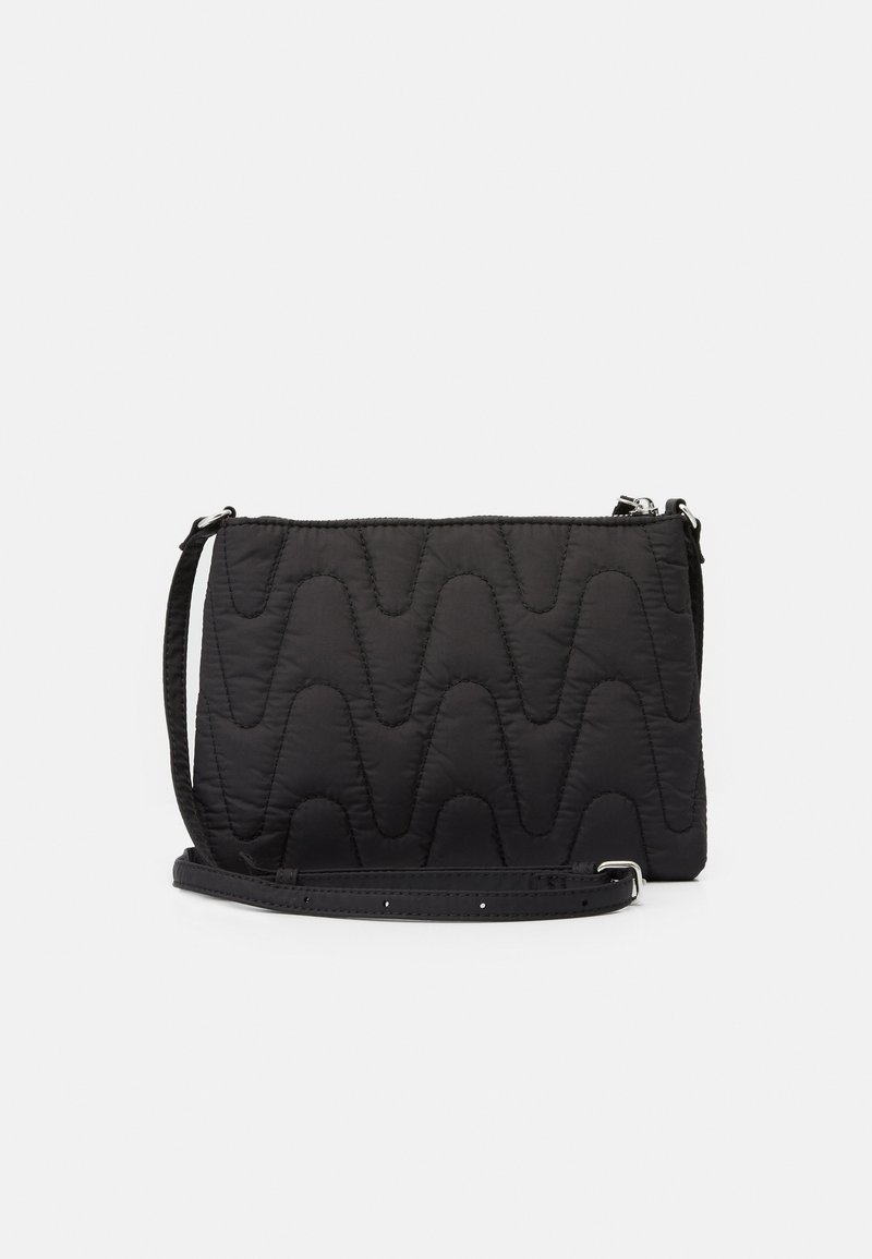 Černá prošívaná crossbody taška s vlnitými švy, zipovým uzávěrem a odnímatelným nastavitelným popruhem. Hladký povrch a obdélníkový tvar.