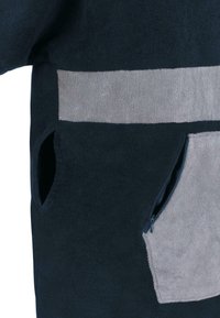 Navyblaues Handtuch-Poncho mit strukturiertem Oberflächenmaterial, versehen mit einem hellgrauen horizontalen Streifen und einer Tasche mit Reißverschluss in kontrastierender Farbe.