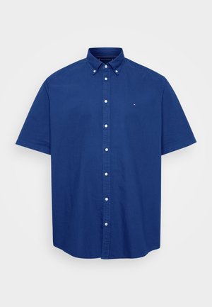 Chemise bleue à manches courtes en coton, dotée d'un col classique, d'une patte de boutonnage à l'avant et d'un petit logo sur la poitrine.