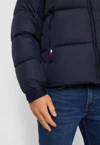 Tommy Hilfiger NEW YORK PUFFER JACKET - Winterjacke - desert sky
