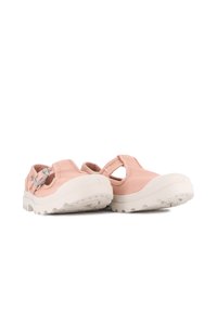 Chaussures en tissu rose avec une semelle en caoutchouc blanc, présentant un design découpé et une boucle sur le côté pour un ajustement. Semelle texturée pour une meilleure adhérence.