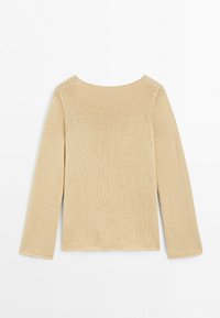 Maglione beige a maniche lunghe in maglia con scollo largo e maniche semplici con polsini, disteso su uno sfondo bianco.