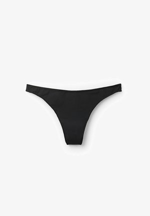 Černé bikiny tanga z hladkého, elastického materiálu. Mají minimální zakrytí s tenkými bočními pásky a klasickým trojúhelníkovým tvarem.